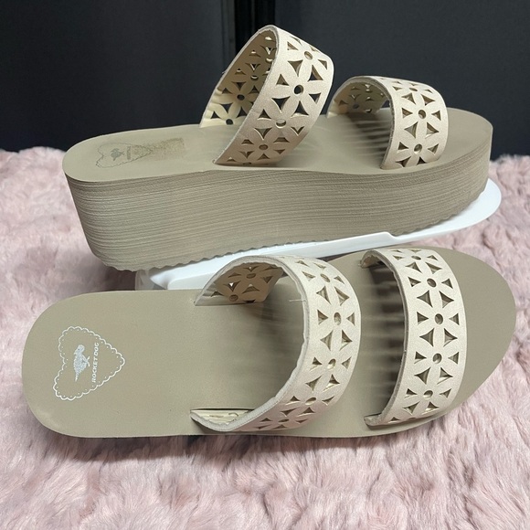 Rocket Dog Hippy
Women's Wedge Sandals, size 9 - Picture 2 of 5